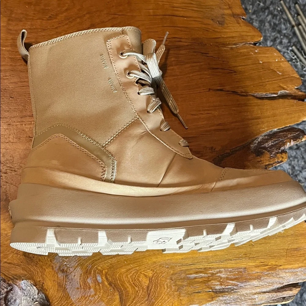 UGG The Lugg Boot Sand Size 9 Women’s Style 1143833 Platform Combat Boots